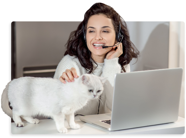Atendente fazendo carinho no gato